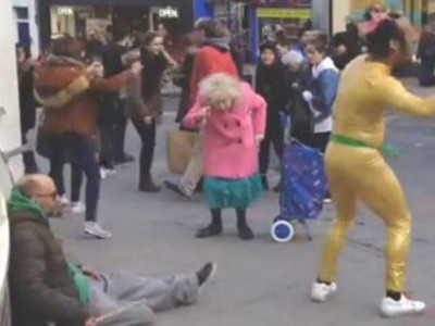 #EsViral El baile de la abuelita en las calles de Brighton