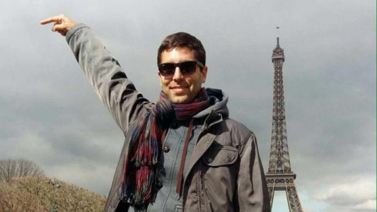 Pidió que le editen la foto para que la torre le quede abajo del dedo y se volvió viral