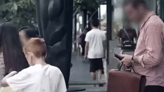 Video cámara oculta: ¿ayudarías a un nene que busca comida en la basura?