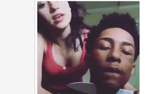 #LocuraEnVideo Una joven amenaza con un cuchillo a su novio y se vuelve viral