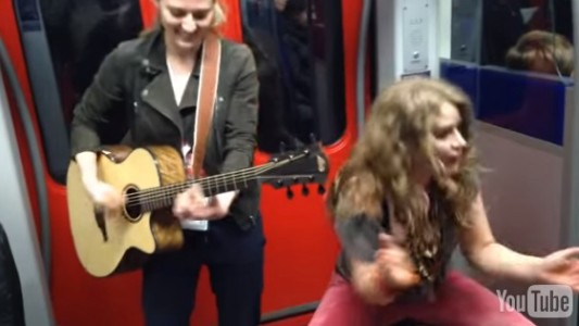 #EsViral Dúo canta "Kiss" en el subte y se les une un pasajero para dar un show increíble