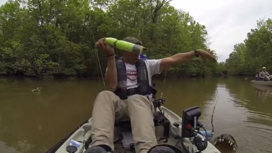 #EsViral El pescador que pensó que estaba pescando un bagre