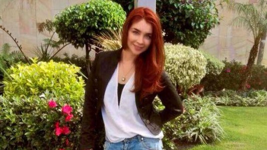 La chica que se pone el jeans sin las manos