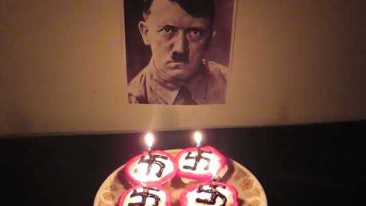Le suspendieron su canal de YouTube por admirar a Hitler en sus videos