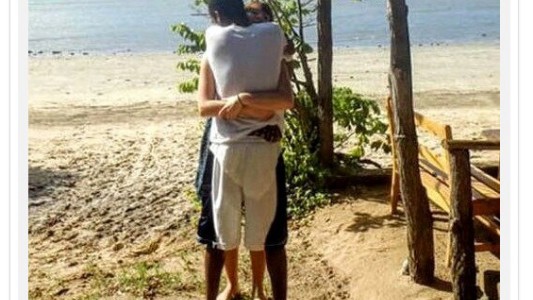 La nueva ilusión óptica que recorre las redes: ¿qué pasa con las piernas de esta pareja?