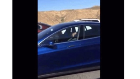 #EsViral: Se duerme en su auto mientras "maneja" el piloto automático