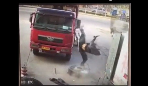 Video: arreglaba la rueda de un camión, explotó y salió volando