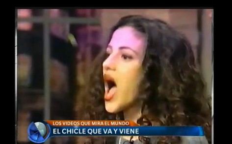 La mujer que escupe el chicle y lo vuelve a atrapar, en los videos que mira el mundo