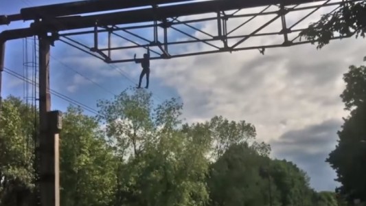 #VideoViral: Se tomó una "selfie" colgando en el aire y casi pierde la vida
