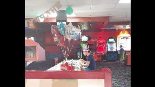 #EsViral Piden que esta chica que padece autismo no vuelva a pasar su cumpleaños sola