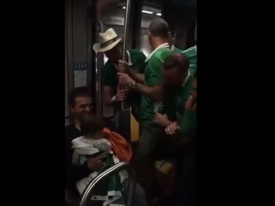 #EsViral "Tiernos" hooligans irlandeses cantan una canción de cuna en el subte
