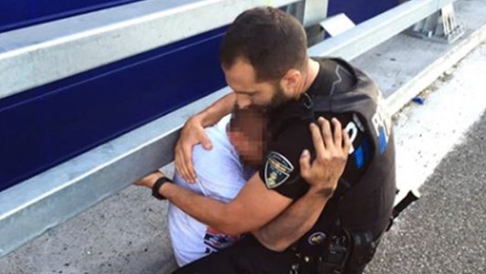 La foto que conmueve España: el abrazo entre un policía y un hombre al que le salvó la vida
