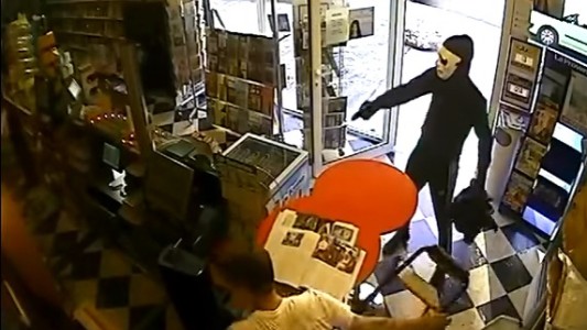 El video del perro héroe que salvó a su dueño de un robo en un comercio