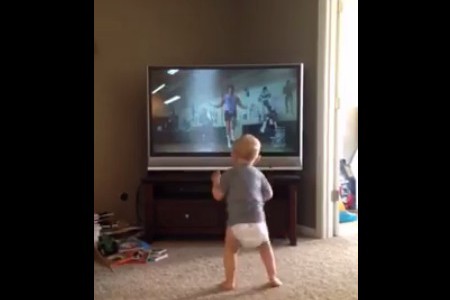 #EsViral El bebé que entrena como Rocky Balboa