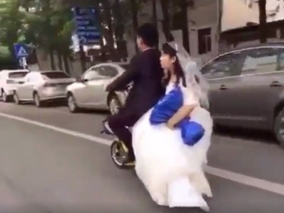#EsViral El viaje en moto de los recién casados no terminó bien