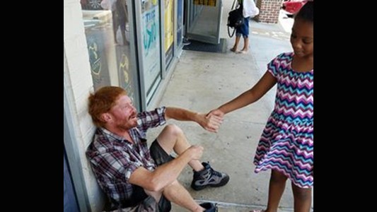 Llevaban a su hija "sepultada" en el asiento trasero del auto