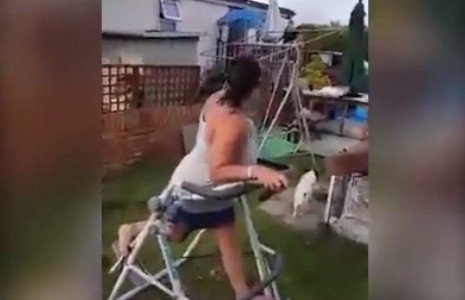 #EsViral Una madre intenta domar una "caminadora" y estalla Facebook