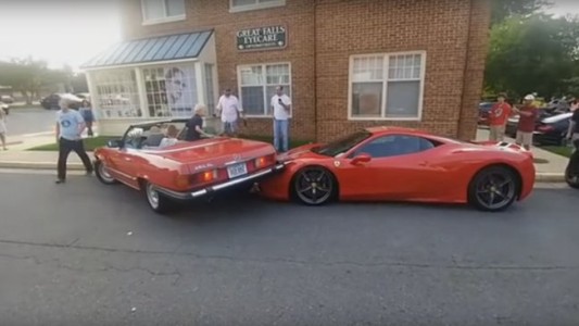 Video: estacionó su auto encima de una Ferrari