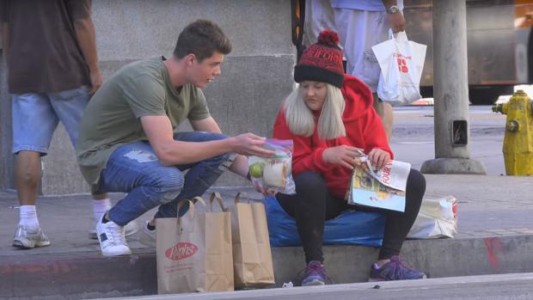 Chico miraba un video de un youtuber y encontró a su mamá desparecida