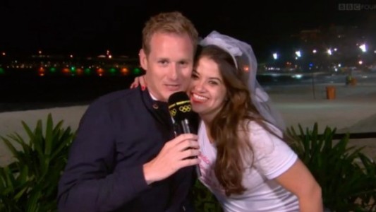 Insólito: una despedida de soltera interrumpió una cobertura de la BBC