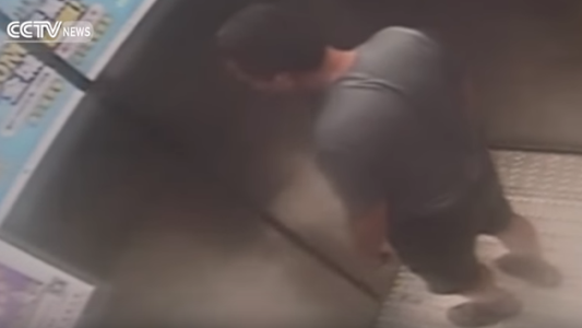 Video: subió a un ascensor, cayó del piso 30 y se salvó