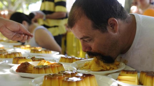 Video: nuevo "campeón" se comió 37 flanes en un minuto