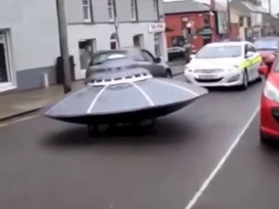 #EsViral El patrullero que detuvo a un plato volador en plena calle