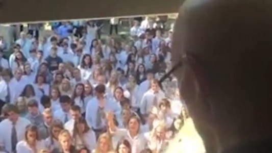 Profesor revoleó a un alumno en plena clase