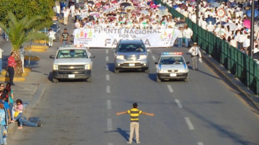 El chico que quiso frenar una manifestación contra el matrimonio gay en México