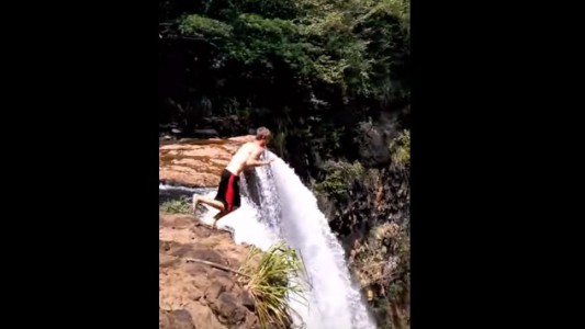 Video: quedó inconsciente tras saltar de una cascada de 50 metros de alto