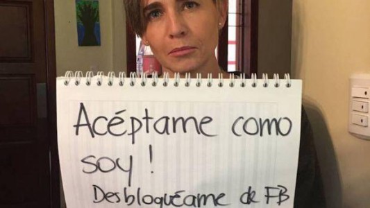 La mujer que lanzó una campaña en las redes para que su hijo la acepte en Facebook