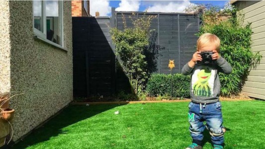 Indignante video: mujer tiró a un nene a un canal