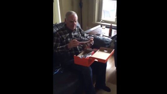 La tierna reacción de un padre al recibir un regalo muy esperado
