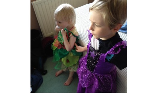 Madre denuncia que un repartidor le hizo bullying a su hijo por estar vestido como un hada