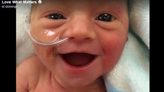 La tierna sonrisa de esta bebé prematura que derrite a las redes sociales