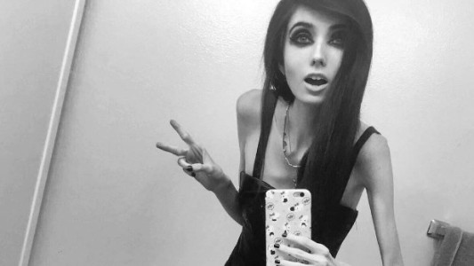 Piden el cierre del canal de Youtube de una joven que pesa 27 kilos porque puede inducir a la anorexia