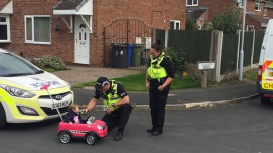 Control de alcoholemia a una nena que conducía su auto de juguete por la calle