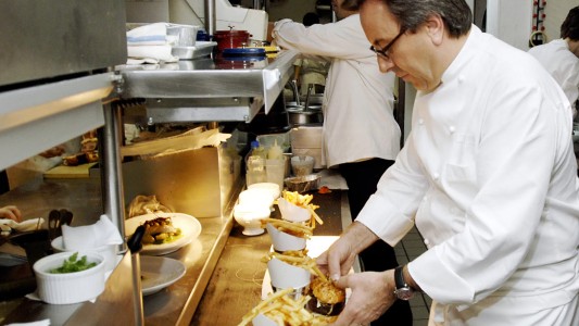 Un prestigioso chef deberá pagar más de un millón de dólares a un cliente