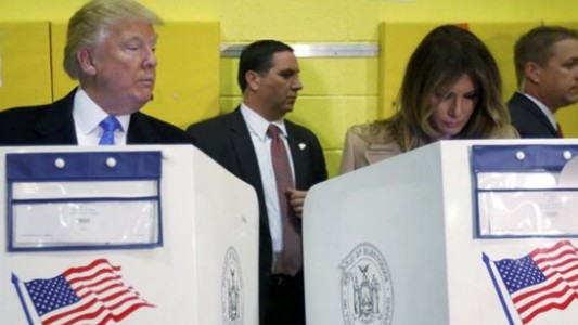 Trump "desconfía" de su esposa: la foto del momento en que espía su voto