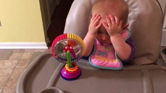 La desopilante reacción de una bebé al probar brócoli por primera vez