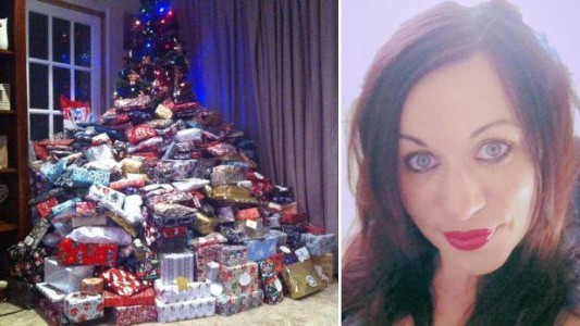 Furia en las redes sociales por una mujer que llenó el arbolito de Navidad de regalos para sus hijos