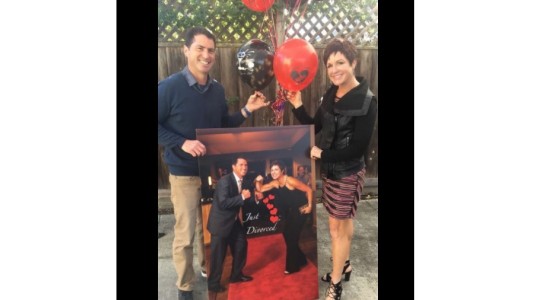 #EsViral Celebraron su divorcio con una fiesta y sus fotos arrasan en Twitter