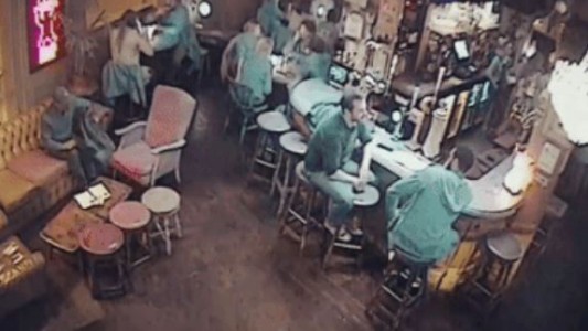 Video: un ladrón robó el bolso de un bar en 30 segundos