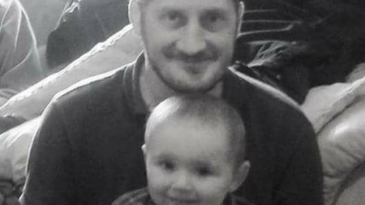 Un padre soltero con cáncer terminal pasa sus últimos días buscando una familia adoptiva para su hijo