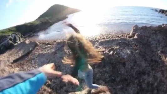 Viral misterioso: un joven tira a su novia de un barranco y los usuarios desconfían de la veracidad de las imágenes