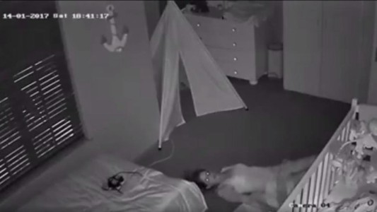 #EsViral Insólita técnica de una madre para no despertar a su bebé