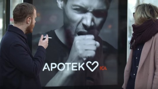 Video: el cartel que tose cuando se le acerca un fumador