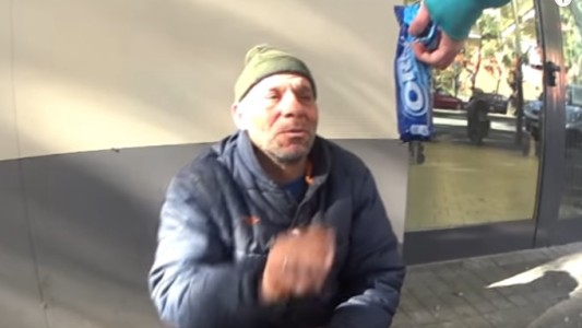 Indignación por la broma de un youtuber a un vagabundo