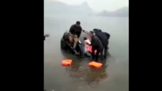 #Esviral El hombre que tira a su bebé por el aire para salvarle la vida