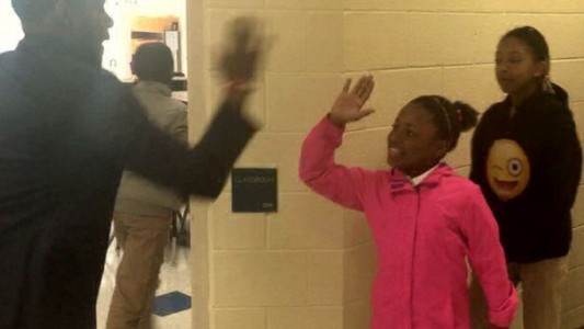 Profe motivador tiene un saludo personalizado para cada uno de sus alumnos